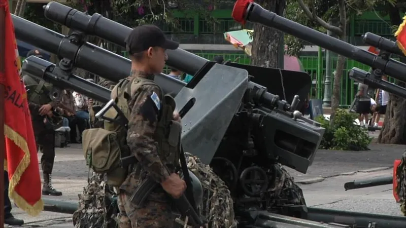 Guatemaltecos cuestionan compra de armas a EEUU en medio de pobreza