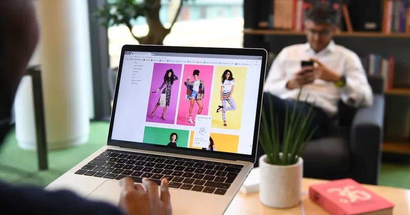 Adobe prevé que compras online asistidas por IA aumenten 130% en temporada navideña