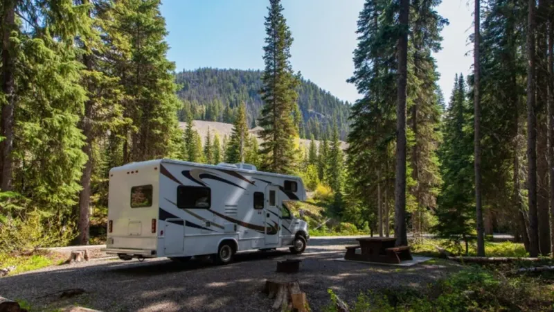 Aparcar no es acampar: la nueva norma que cambia el uso de autocaravanas en España