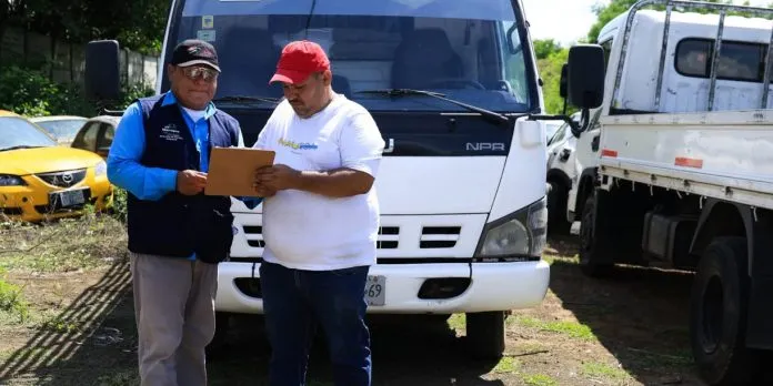 ¡Los agarraron en la movida! Tarjeta roja para los que botan basura en Managua