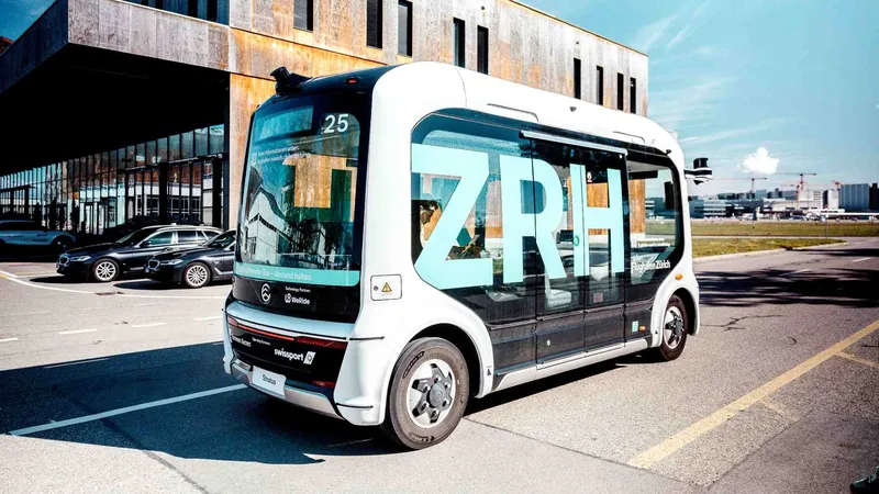Adiós al conductor: el Aeropuerto de Zúrich estrena sus primeros autobuses 100% autónomos