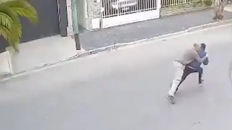 De pasear a su bebé a derribar a un ladrón