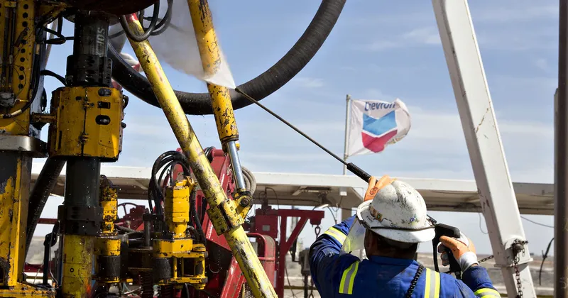 Chevron supera previsiones con ganancias impulsadas por el petróleo y márgenes récord de refinación en EE.UU.