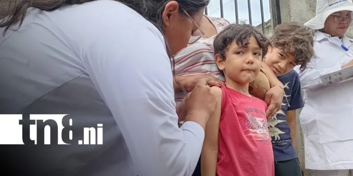 Familias del barrio Dios Proveerá, en Managua, reciben la vacuna contra la influenza