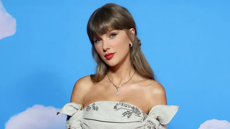 Taylor Swift convierte la nostalgia en el mejor accesorio durante la premier de 'Toy Story 5'