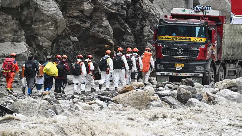 Al menos 31 muertos y 531 desaparecidos tras el deslizamiento de tierra en el puerto de Gyirong