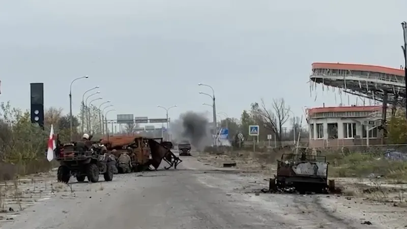 VIDEO: El Ejército ruso despeja las carreteras minadas por Kiev para que la ayuda humanitaria llegue a Alioshki