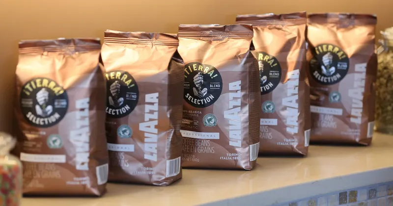 La volatilidad del café seguirá y retrasará una reducción de precios, advierte Lavazza