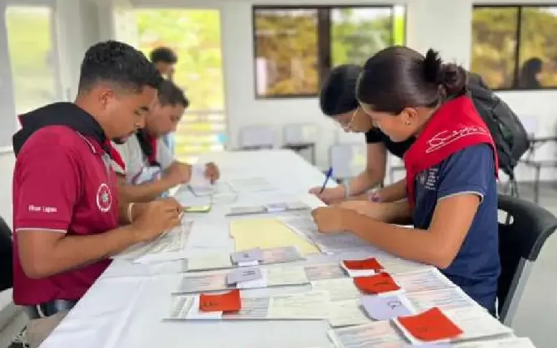 (+Fotos): Becas Pueblo-Presidente