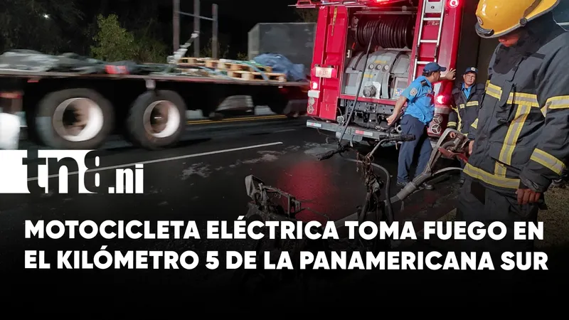 ¡En llamas! Motocicleta eléctrica queda destruida tras incendiarse en la Panamericana Sur