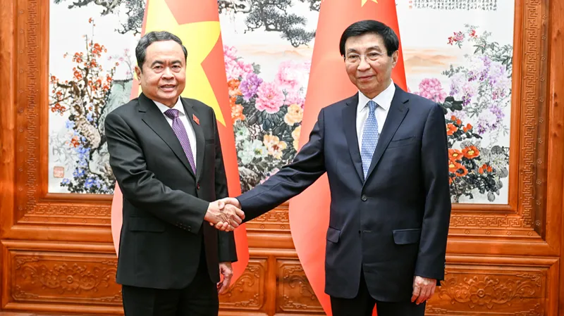El máximo asesor político de China se reúne con el presidente de la Asamblea Nacional de Vietnam