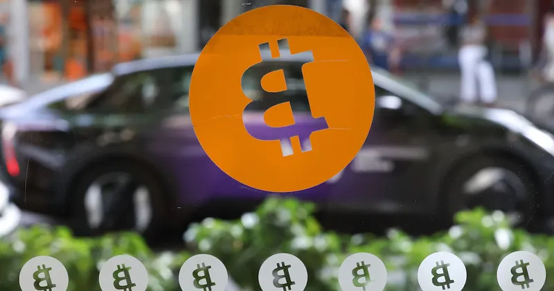 Bitcoin cae 2,3% tras un fuerte repunte mientras la incertidumbre golpea a los activos de riesgo