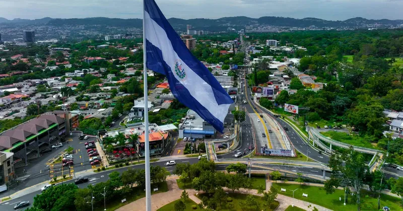El bitcoin pierde espacio en El Salvador mientras el FMI pone la reforma de pensiones en el centro