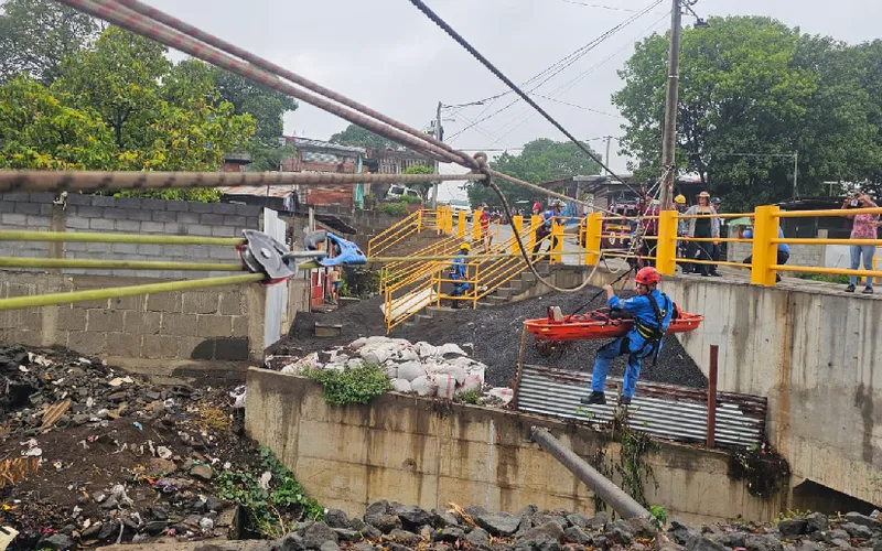 Bomberos Unidos realizan ejercicio de rescate de persona en cauce de Managua