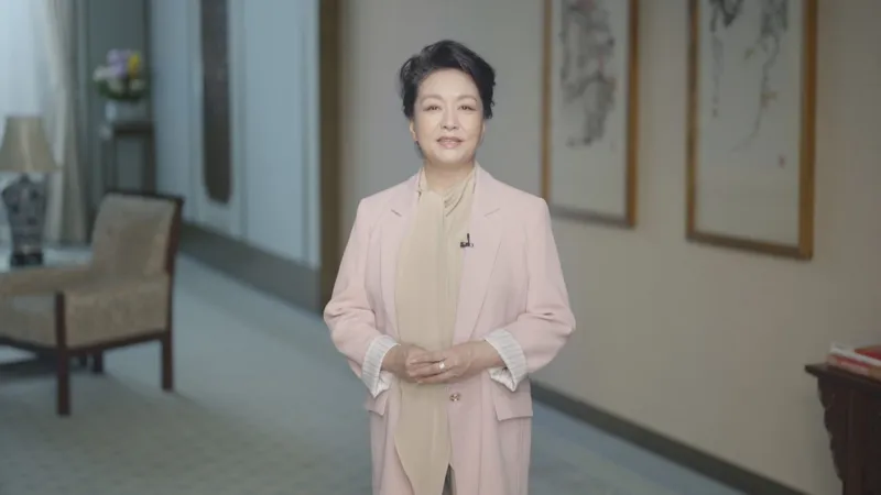 Peng Liyuan pide impulsar educación de mujeres para acceso a tecnologías digitales e inteligentes