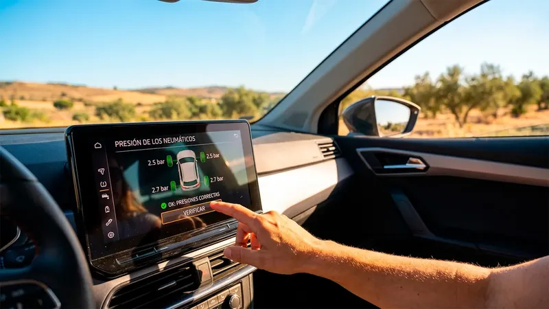 El botón en la pantalla de tu coche que deberías pulsar: hazlo si vas a viajar en verano