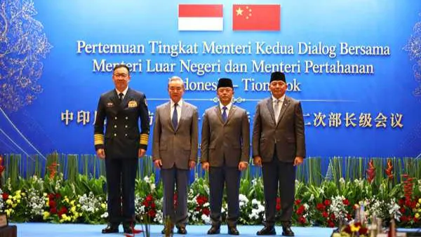 Wang Yi se reúne con el canciller indonesio Sugiono en el marco del diálogo estratégico integral en Yakarta