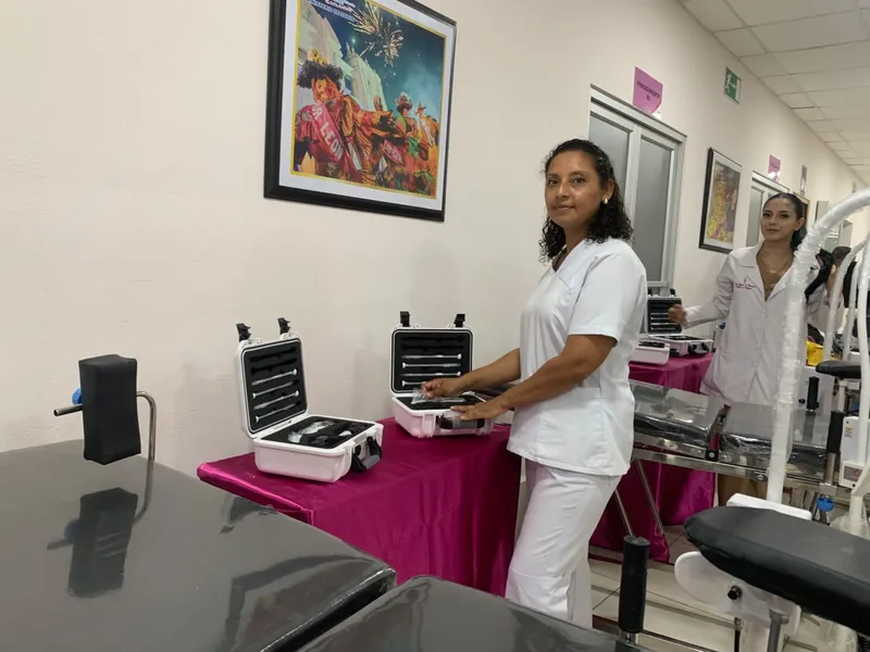 Entregan equipos para la prevención y tratamiento del cáncer cervicouterino