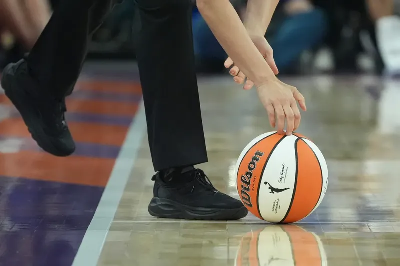 Arrestan y vetan de por vida a sujeto que lanzó juguete sexual en juego de la WNBA