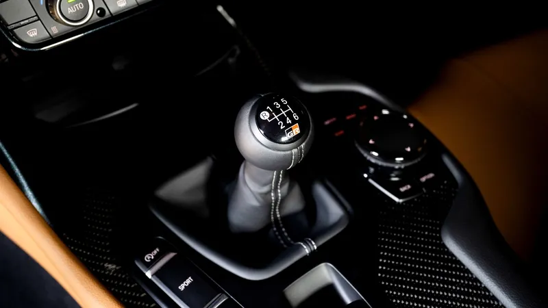 Una clase de una hora en lugar de otro examen: así quieren facilitar el salto del coche automático al manual