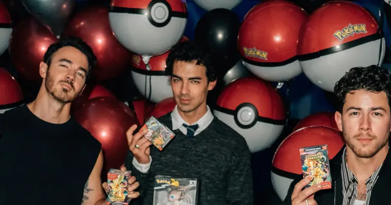 Joe Jonas celebra su cumpleaños 37 con una fiesta de Pokémon, abre un sobre de cartas Pokémon TCG y le sale una de las más valiosas de expansiones recientes