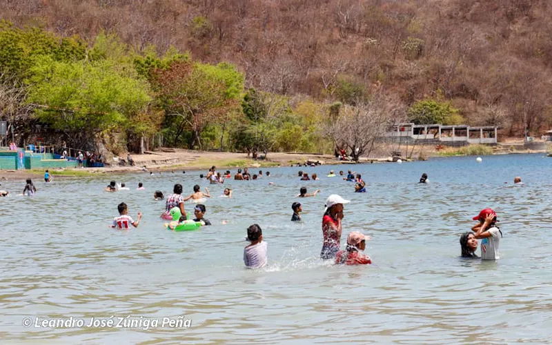 Familias disfrutan de un baño refrescante en la laguna de Xiloá