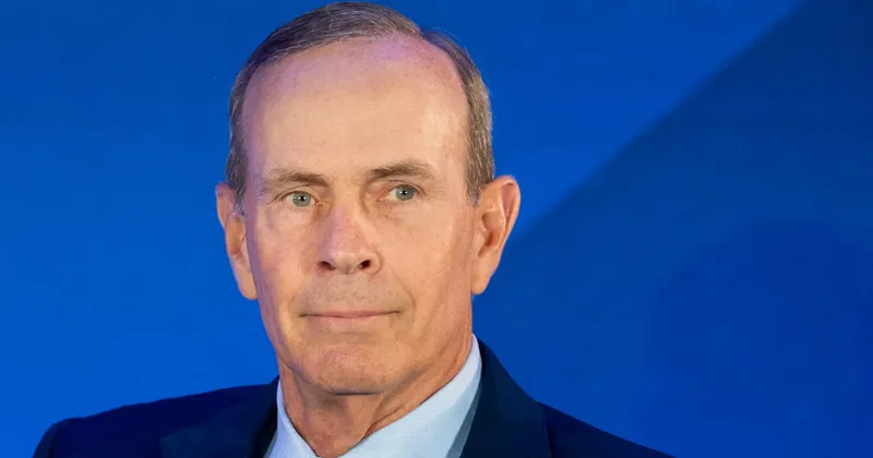 Trump critica al CEO de Chevron por no elogiar su administración y pide bajar precios de gasolina