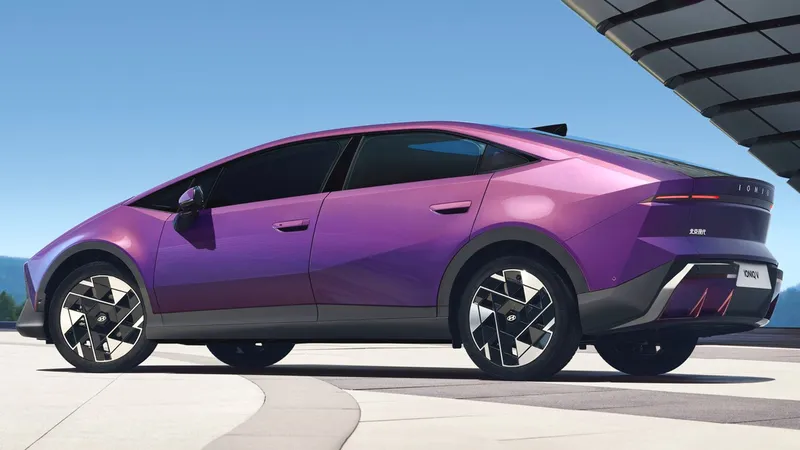 Por 15.230€, Hyundai ya vende este coche eléctrico con aspecto de prototipo, 650 km de autonomía y pantalla de 27 pulgadas