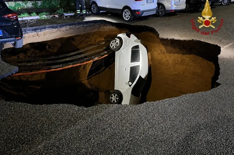 Un socavón se tragó dos coches. Los arqueólogos acababan de descubrir el motivo: un laberinto de 15 kilómetros bajo las calles de Roma