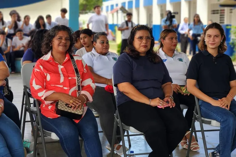 Docentes celebran su día reafirmando su compromiso educativo