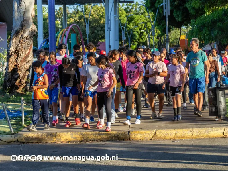 Realizan caminata contra el cáncer de mama