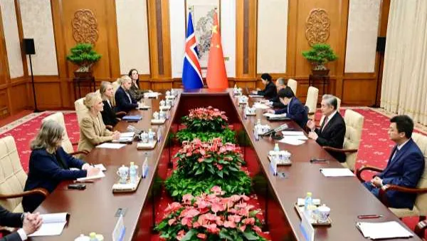 Canciller de China sostiene conversaciones con homóloga de Islandia