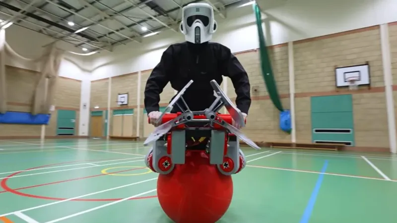 Un ingeniero eliminó las dos ruedas de una moto y consiguió circular sobre una sola pelota gigante. Se equilibra sola y avanza en cualquier dirección, pero girarla se convirtió en un infierno