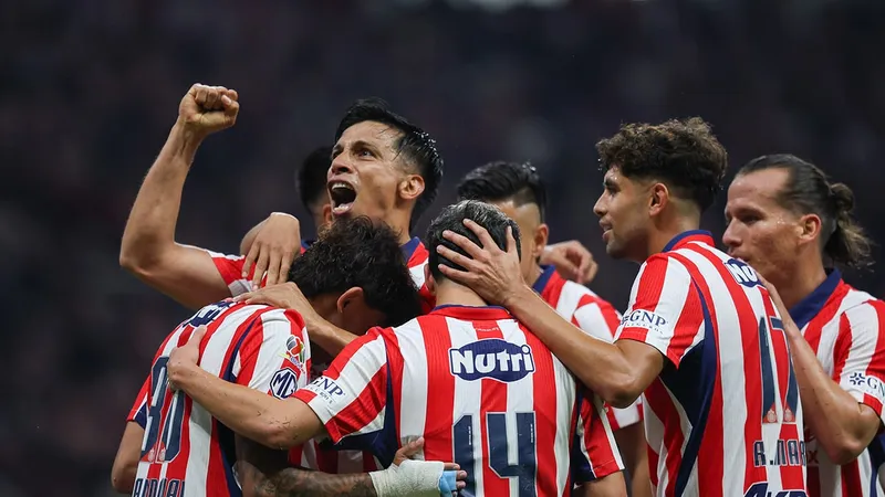 No cambia la historia; Pumas suma un fracaso más ante Chivas