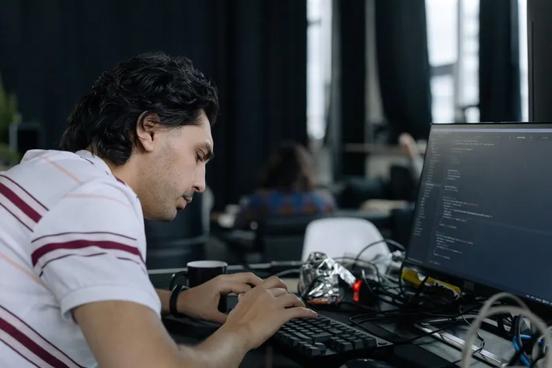 "Nos hemos quedado sin identidad": los programadores tienen otro frente con la IA: su salud mental