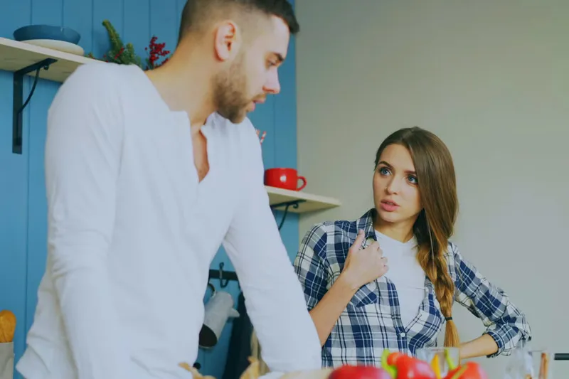 La psicología sugiere que los adultos que bajan la mirada al hablar con otros no lo hacen por timidez. En realidad hay una razón oculta