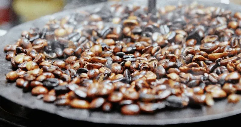 Menos café, precios bajos y un peso fuerte: así se revierte la bonanza cafetera en Colombia