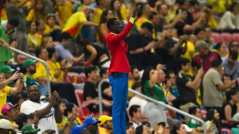 La verdad oculta tras la pose del hincha estatua del Congo