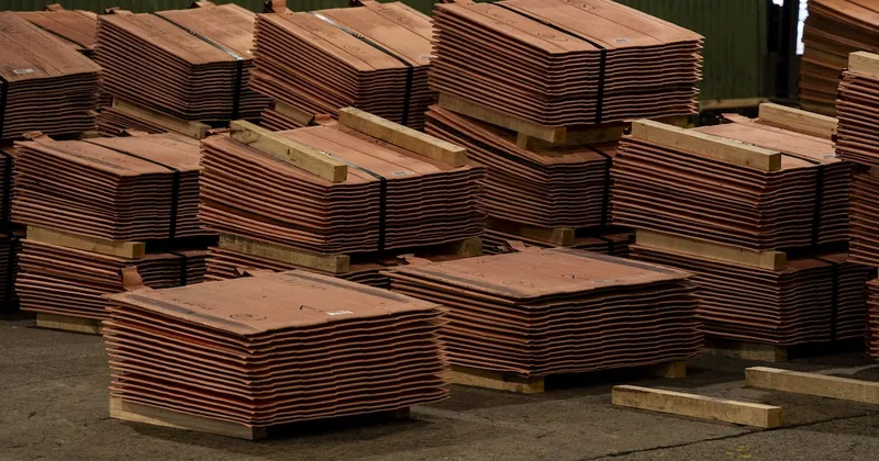 Cobre retrocede desde niveles casi récord ante el avance del dólar y señales de más tasas de la Fed