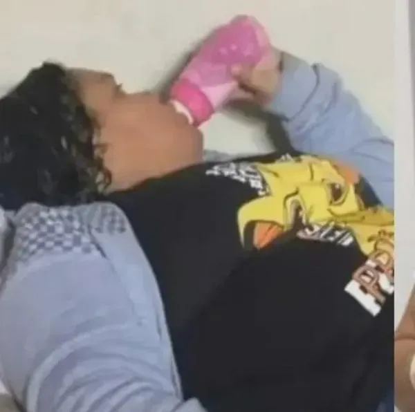 Finge ser una menor de 12 años para que la adopten