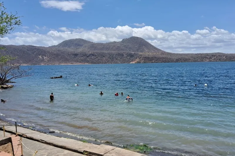 Turistas abarrotan Xiloá para escapar del intenso calor