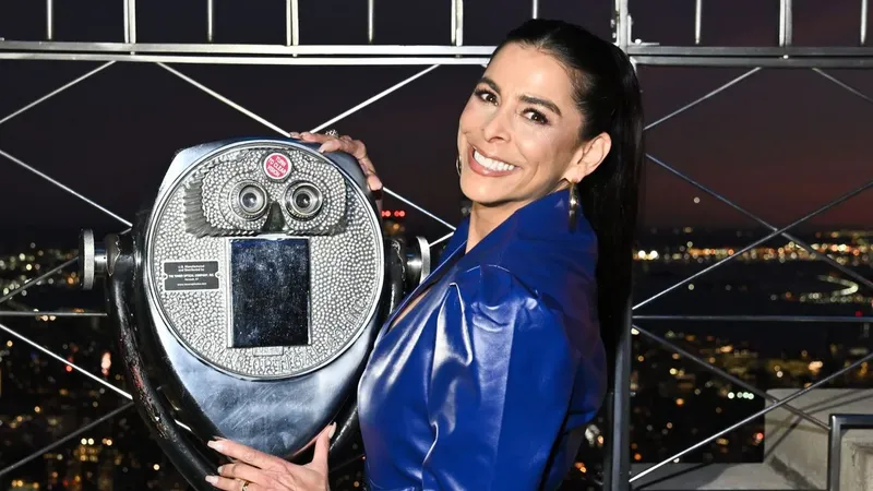 Lejos de los rumores, Lourdes Stephen se deja ver sonriente y tranquila en la cima de Nueva York