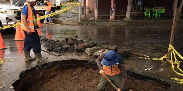 Alcaldía de Managua atiende daños en vía de San Judas por lluvias