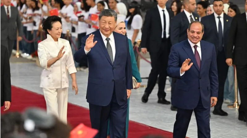 El presidente chino, Xi Jinping, asiste en Egipto a una ceremonia de bienvenida en su honor