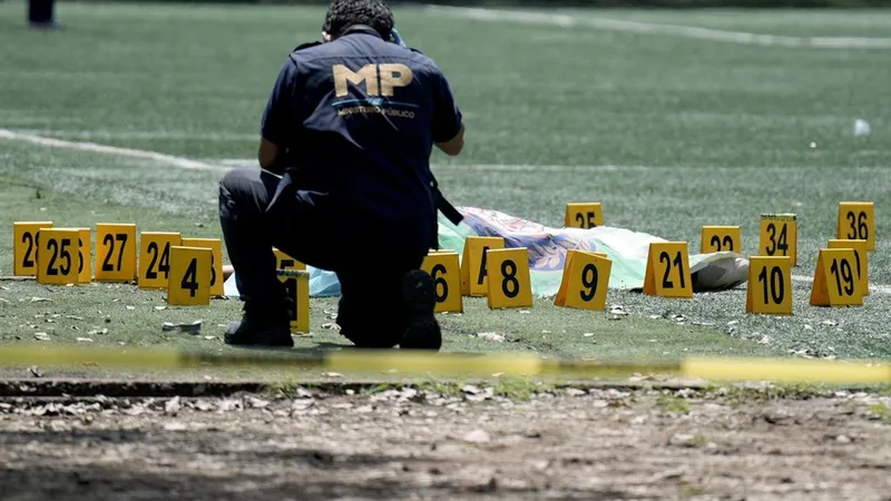 Asesinan en Guatemala a exfiscal en ataque armado durante un partido de fútbol