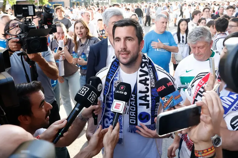 Enrique Riquelme se sube al ‘ring’ contra Florentino Pérez: candidato a las elecciones y presente en el Bernabéu