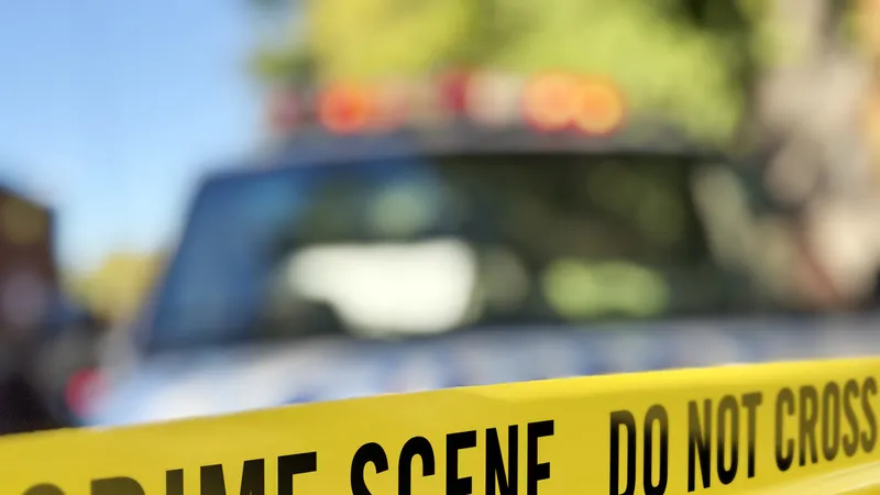 Hallan apuñalada a una mujer en Nueva York horas antes de que su esposo apareciera ahorcado