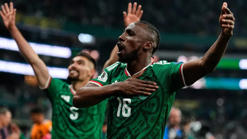 Julián Quiñones y su récord para México en el Balón de Oro