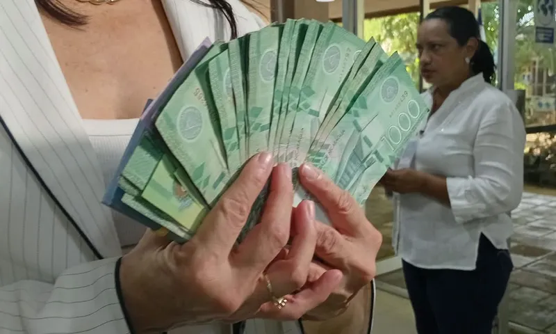 Servidores públicos reciben salario de noviembre con ajuste anual