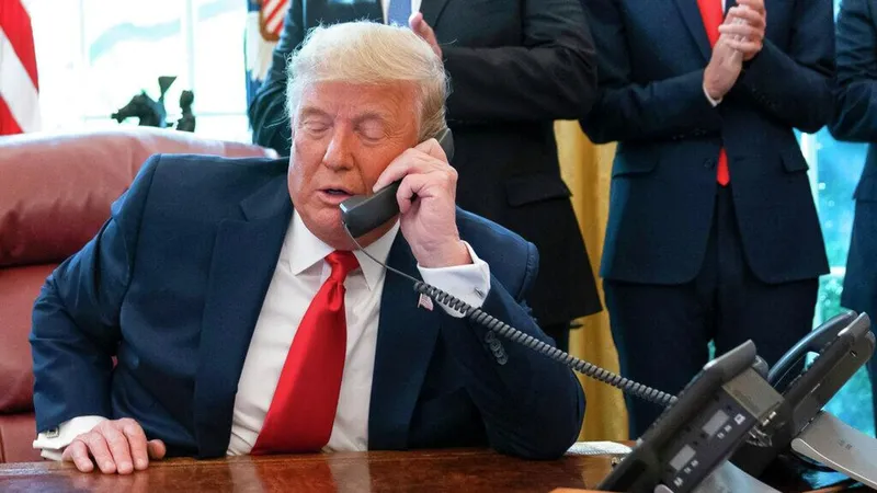 Trump afirma que sigue "muy de cerca" las elecciones en Brasil
